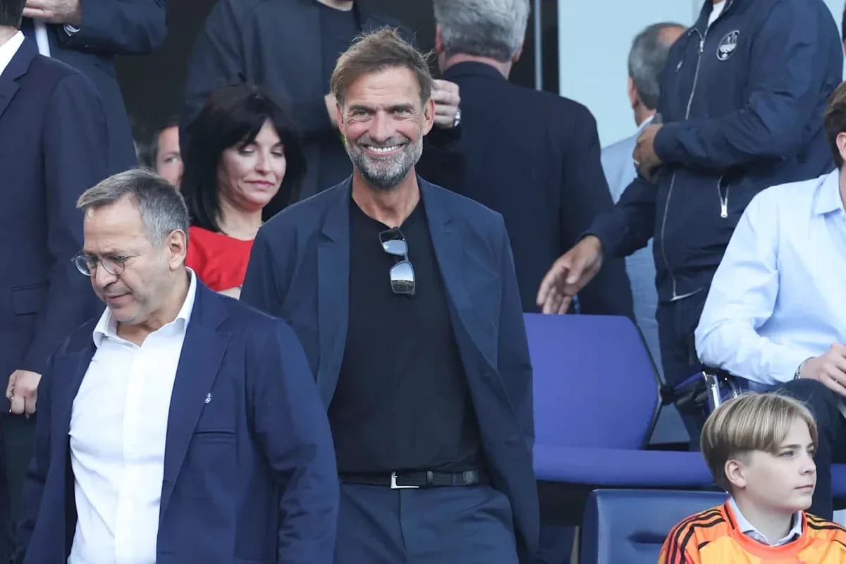 Entrenador sonriendo en evento con otras personas Entrenador sonriendo en evento con otras personas