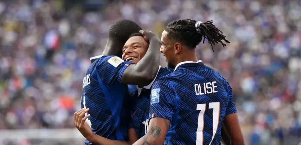 Jugadores de Francia celebrando un gol juntos Jugadores de Francia celebrando un gol juntos