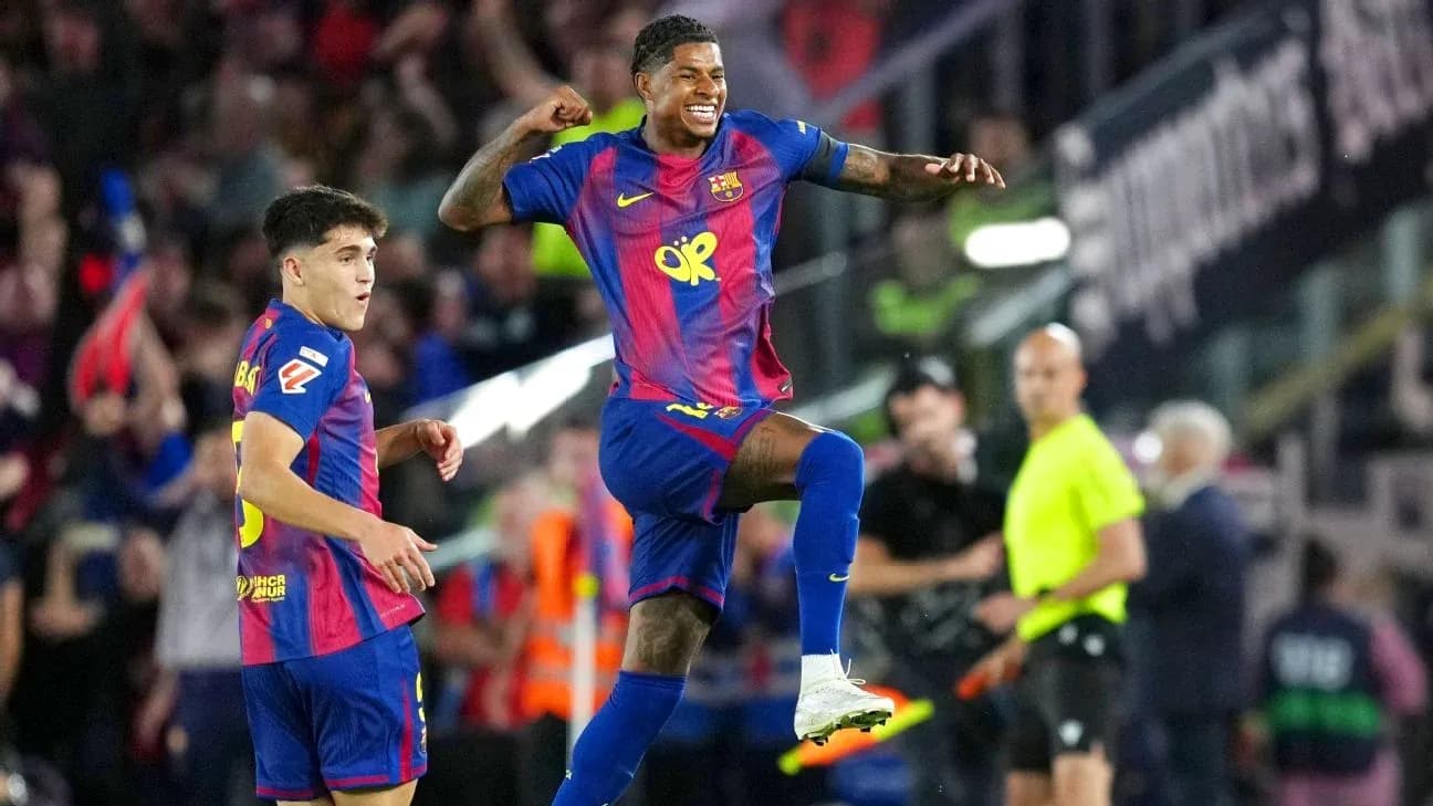 Jugadores de Barcelona celebrando un gol en el campo Jugadores de Barcelona celebrando un gol en el campo