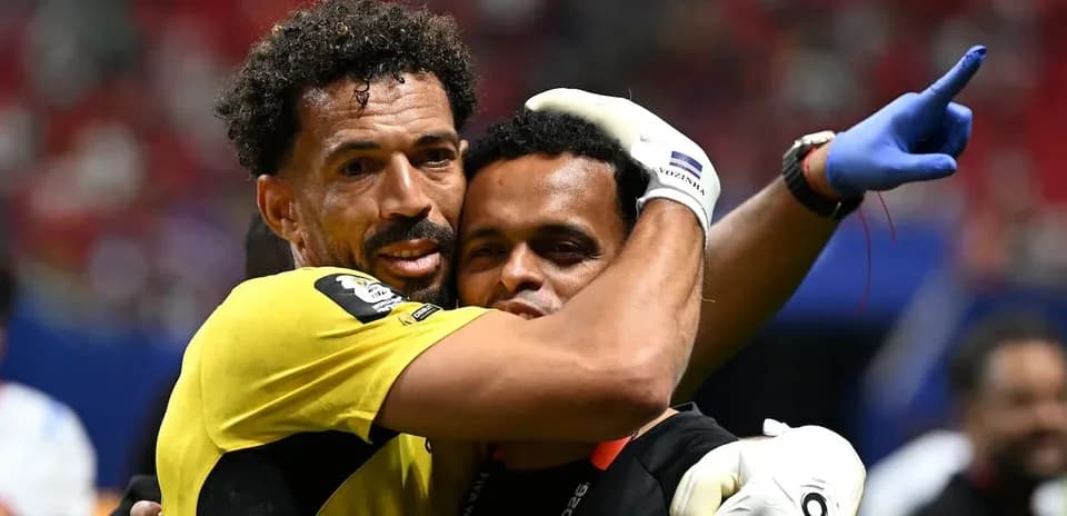 Portero y entrenador abrazándose tras el partido Portero y entrenador abrazándose tras el partido