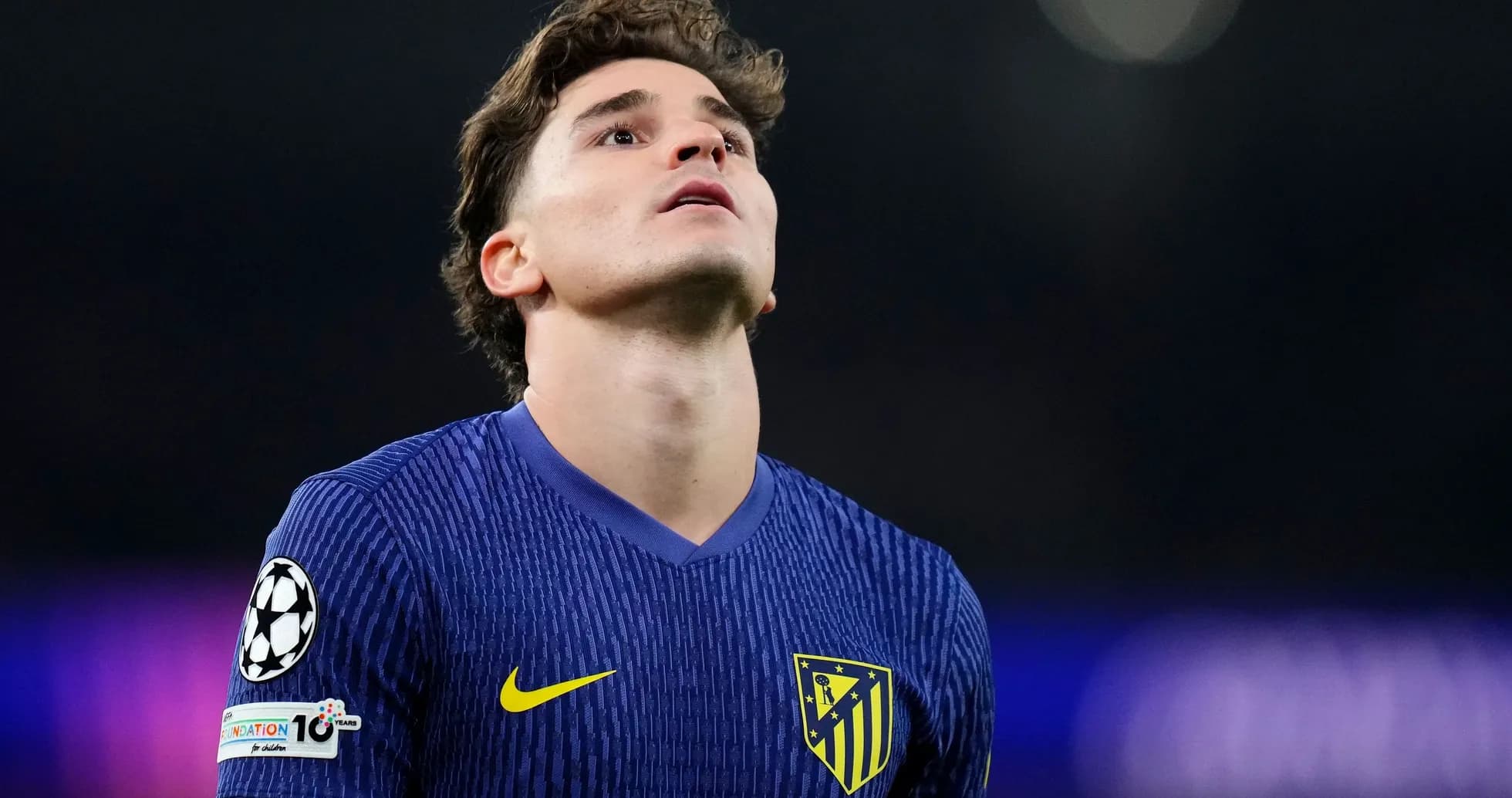 Jugador de Atlético de Madrid mirando hacia arriba Jugador de Atlético de Madrid mirando hacia arriba