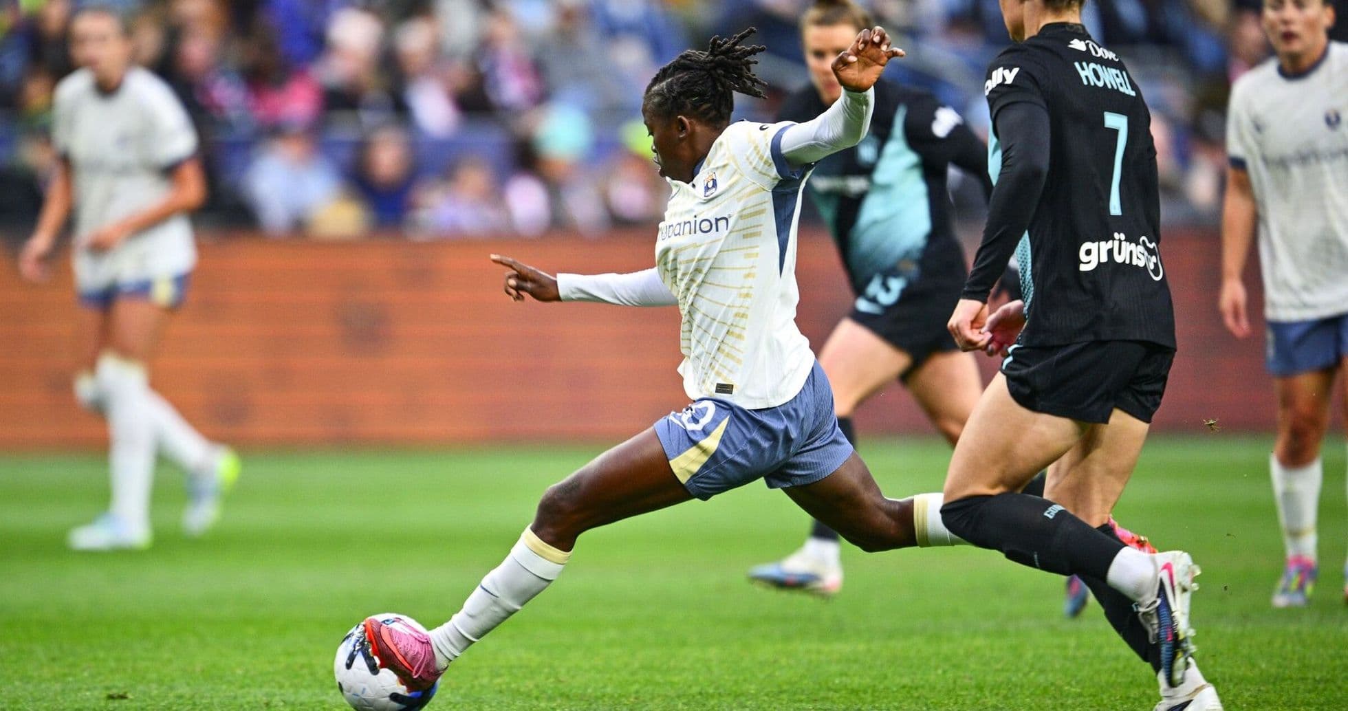 Jugadora de Seattle Reign FC driblando balón Jugadora de Seattle Reign FC driblando balón