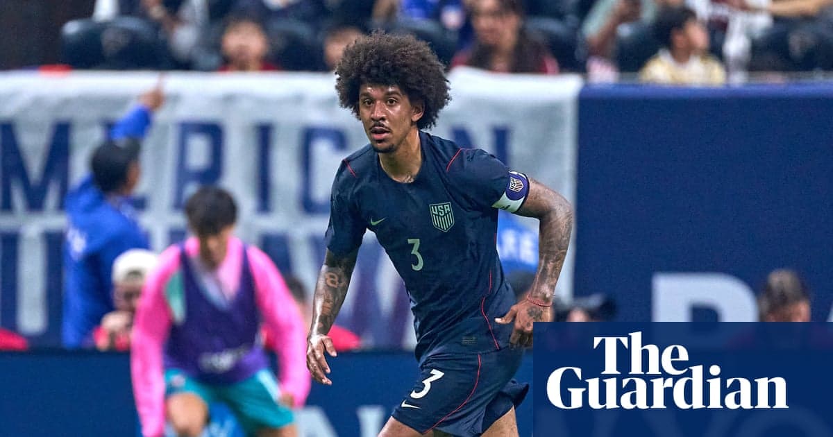 Jugador de Estados Unidos corriendo en el campo Jugador de Estados Unidos corriendo en el campo