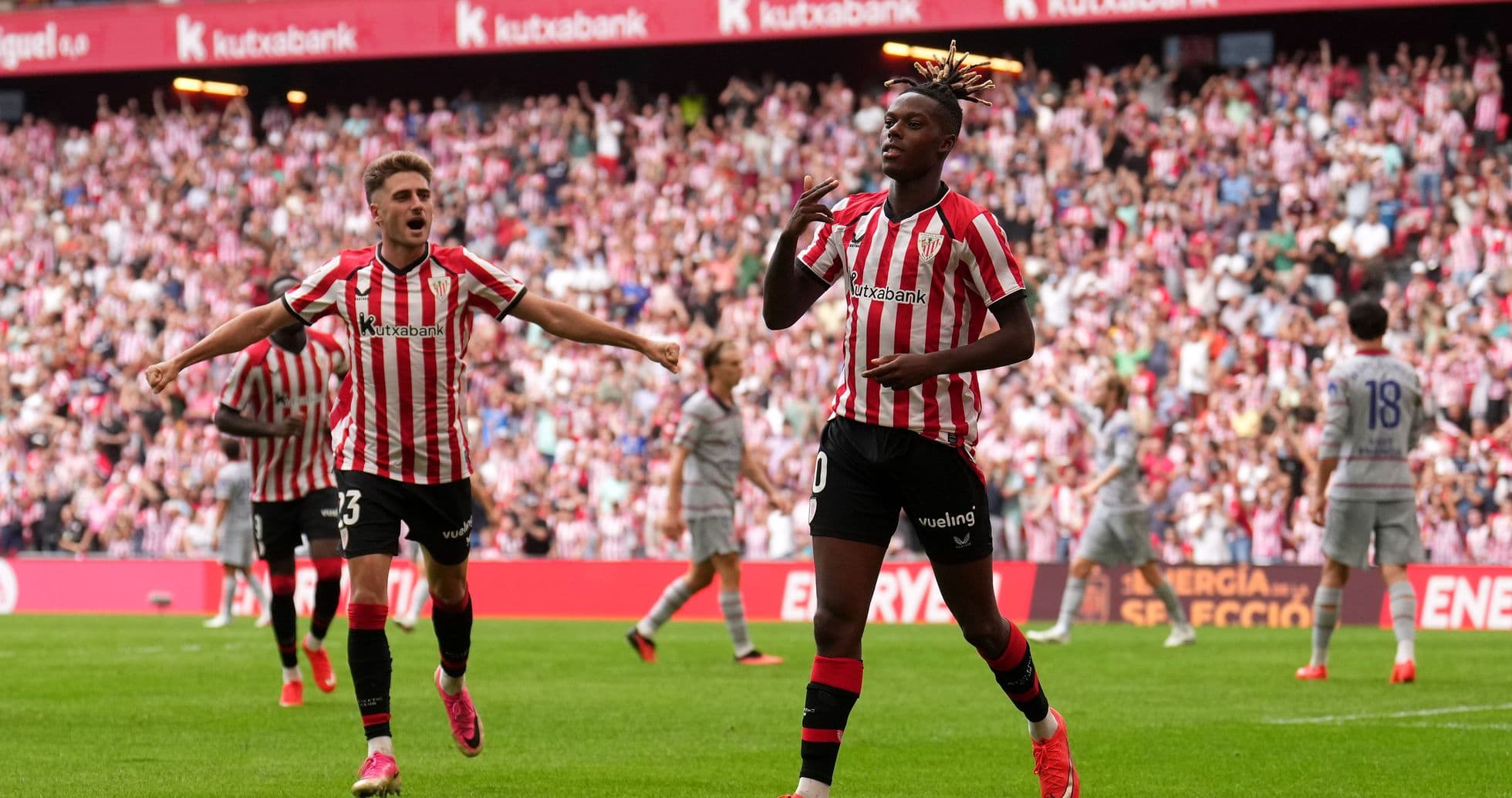Jugador del Athletic celebrando un gol con compañeros Jugador del Athletic celebrando un gol con compañeros