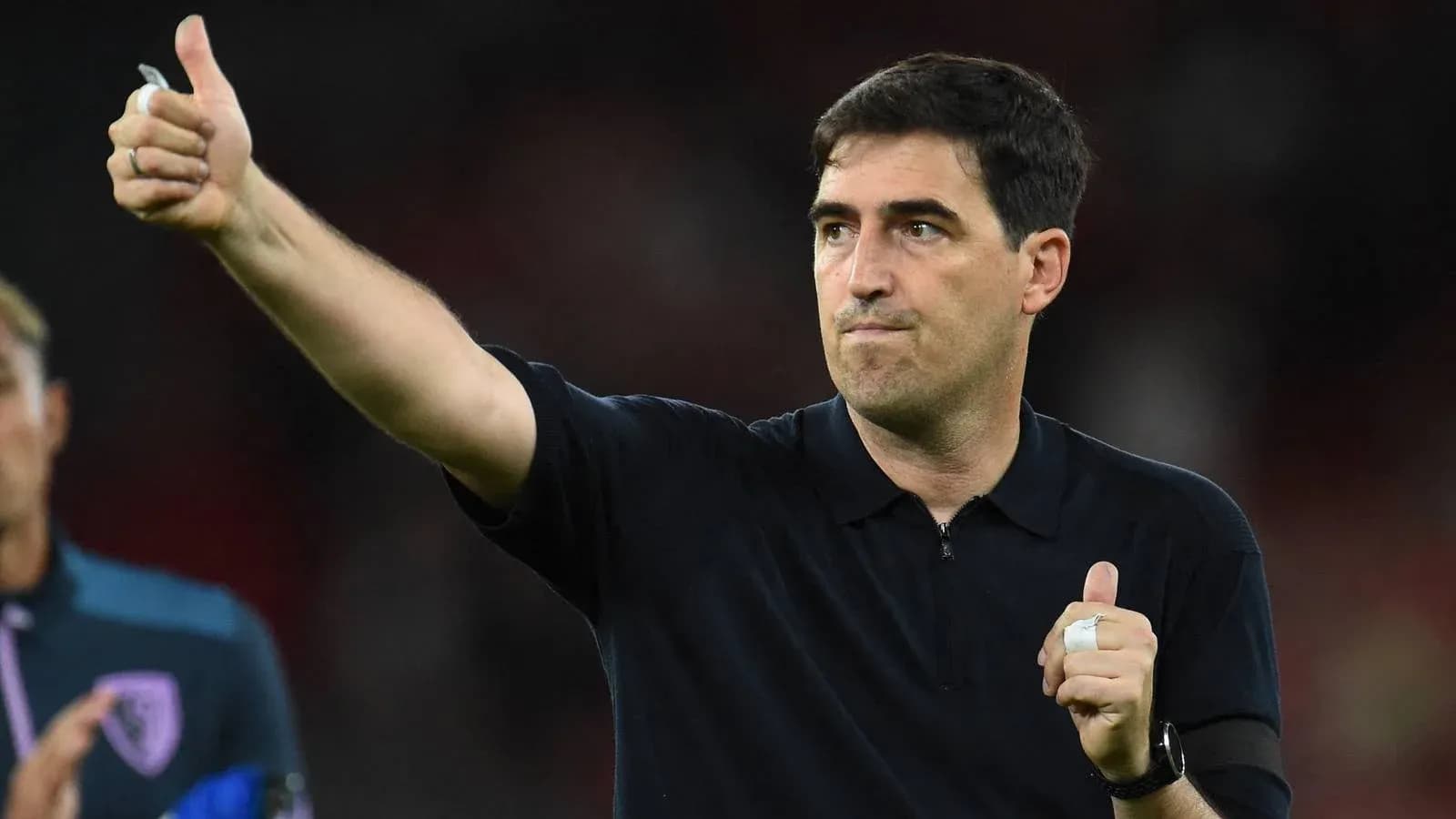 Entrenador dando pulgar arriba tras partido Entrenador dando pulgar arriba tras partido