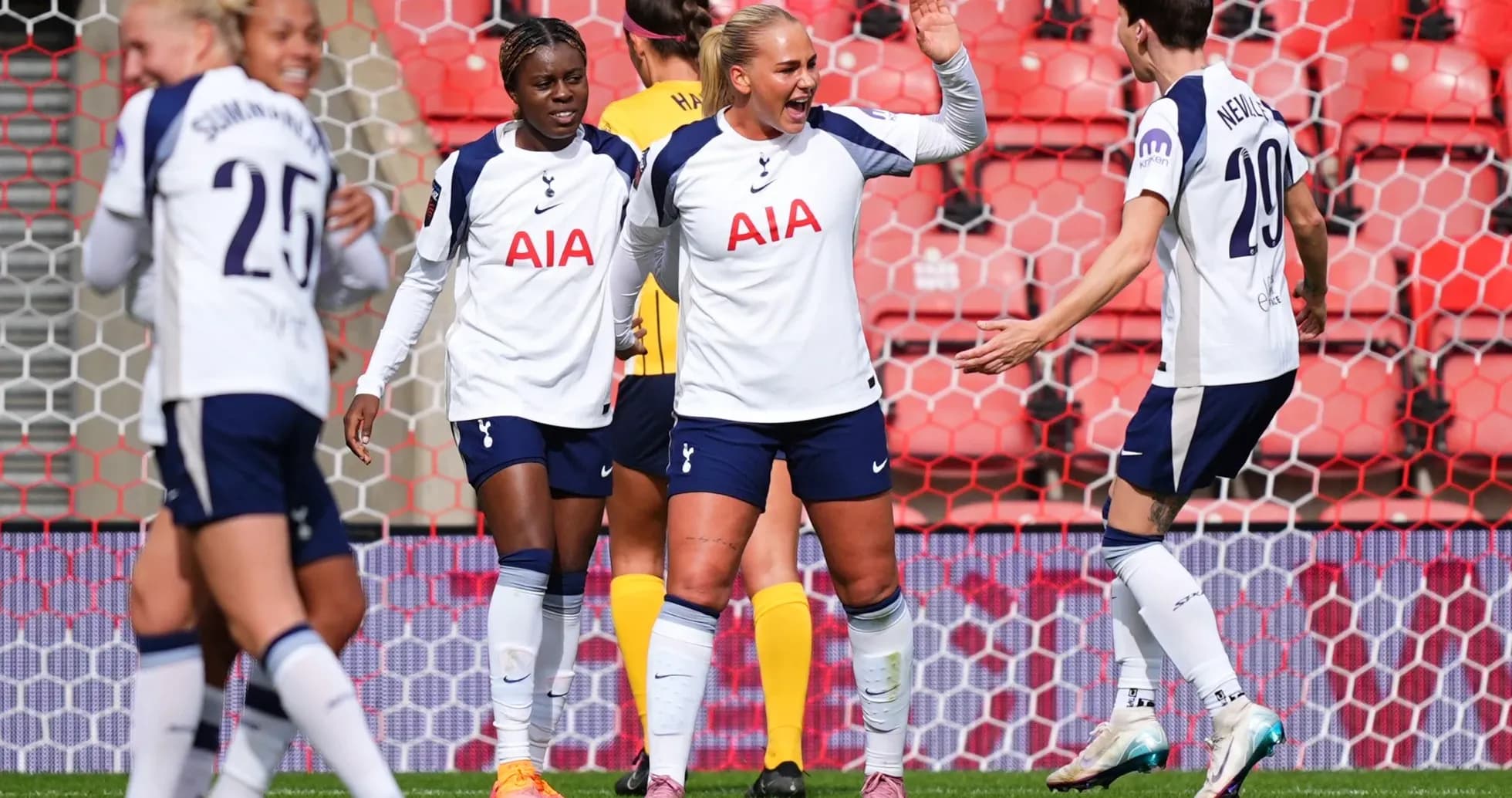 Jugadoras de Tottenham celebrando un gol Jugadoras de Tottenham celebrando un gol