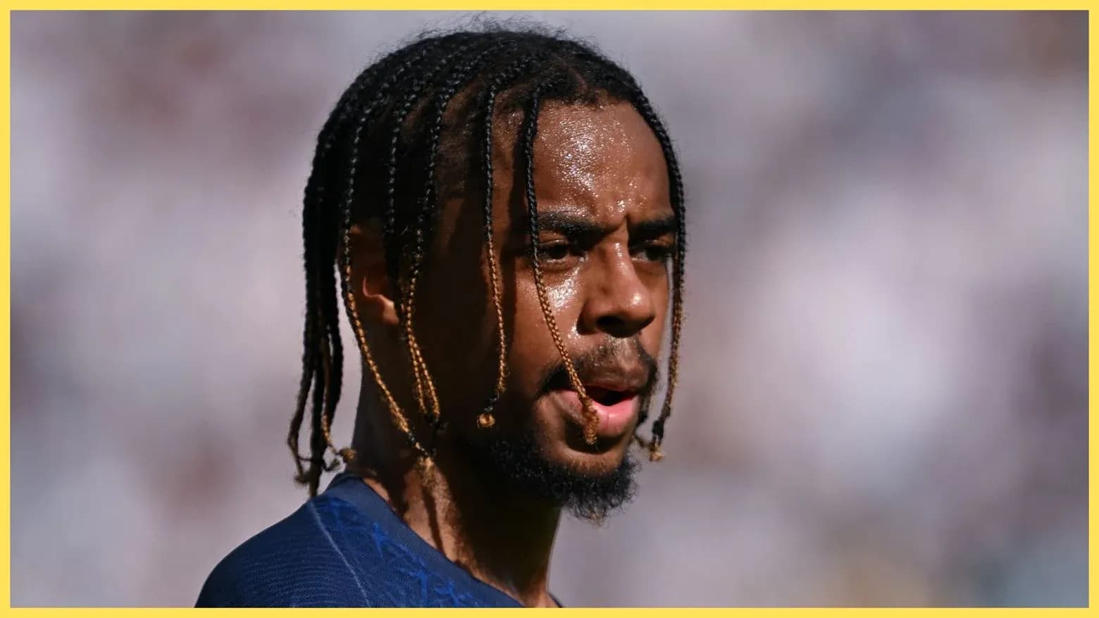 Jugador con trenzas en acción durante el partido Jugador con trenzas en acción durante el partido