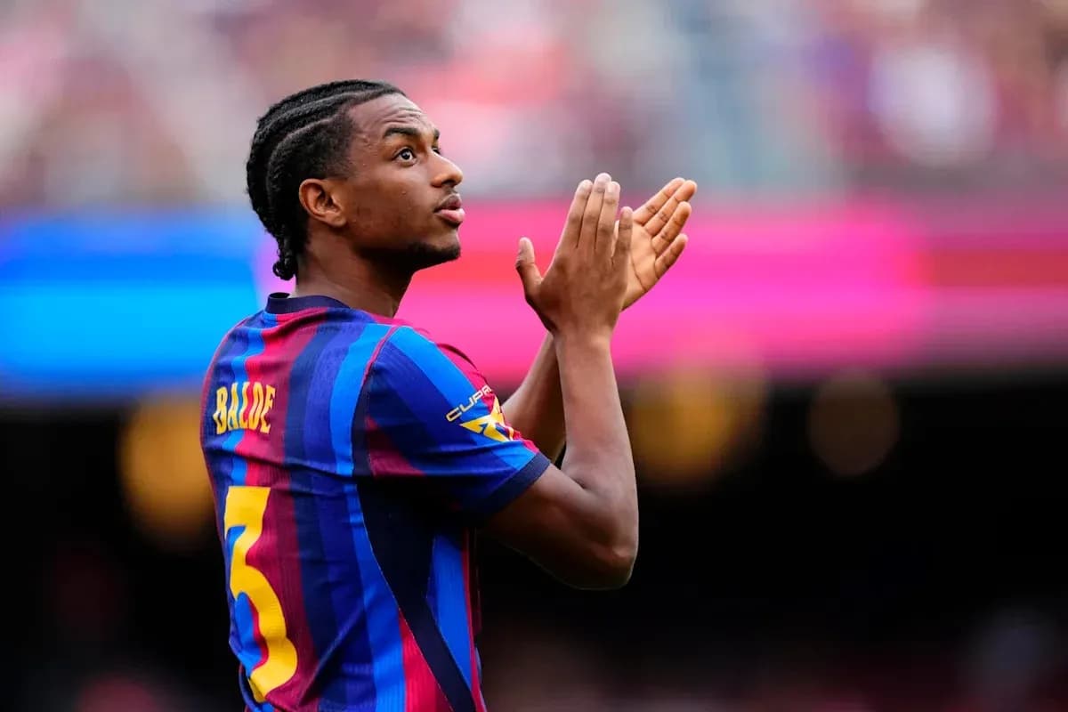 Jugador de Barcelona aplaudiendo en el campo Jugador de Barcelona aplaudiendo en el campo