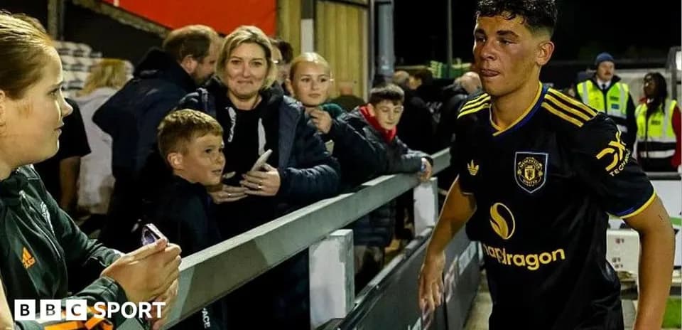 Jugador saliendo del campo rodeado de aficionados Jugador saliendo del campo rodeado de aficionados