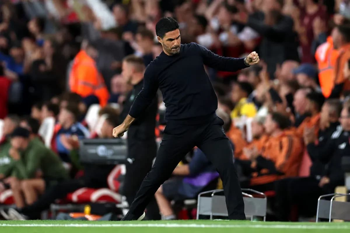 Entrenador celebrando una jugada en la banda Entrenador celebrando una jugada en la banda