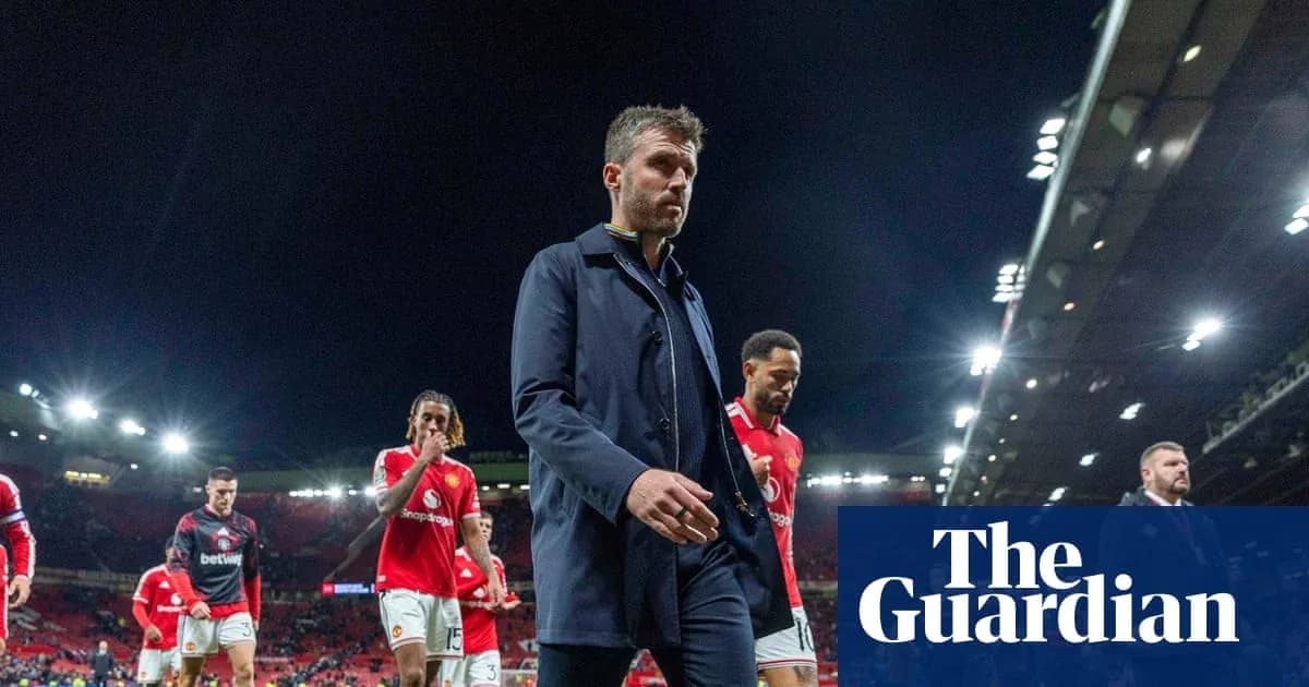 Entrenador saliendo del campo con jugadores de Manchester United Entrenador saliendo del campo con jugadores de Manchester United