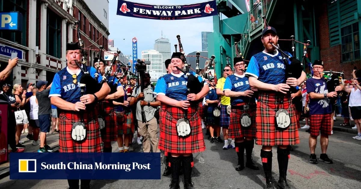Músicos con gaitas desfilando cerca de Fenway Park Músicos con gaitas desfilando cerca de Fenway Park