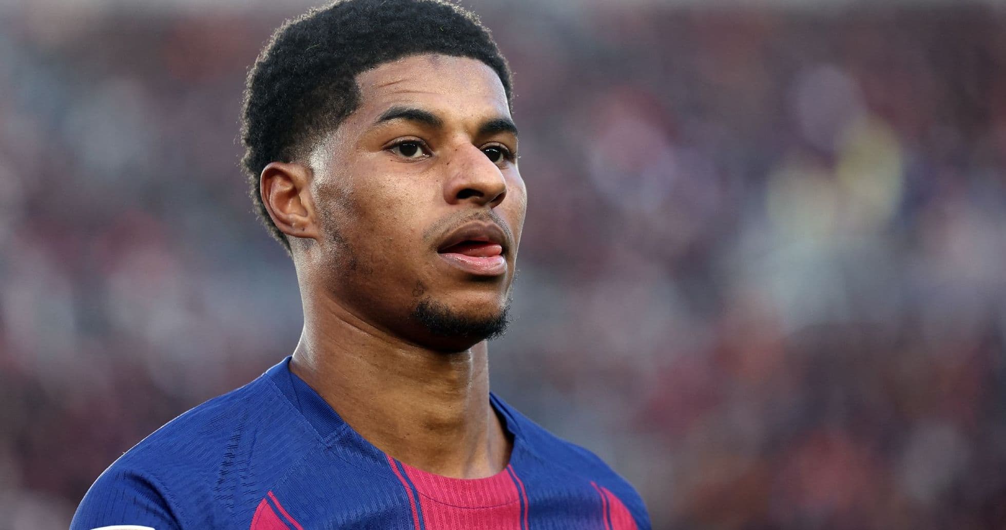 Jugador de fútbol con camiseta del Barcelona en campo Jugador de fútbol con camiseta del Barcelona en campo