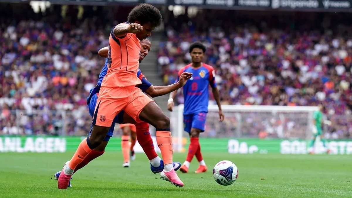 Jugador de Barcelona desafiando a oponente en partido Jugador de Barcelona desafiando a oponente en partido