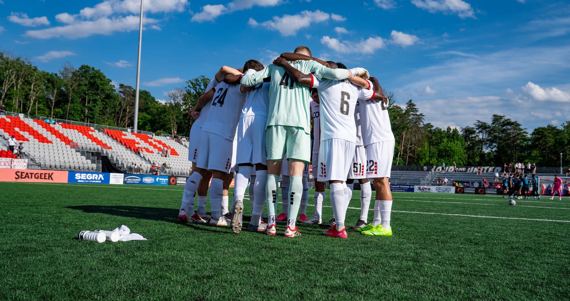 Jugadores de Loudoun United en círculo antes del partido Jugadores de Loudoun United en círculo antes del partido