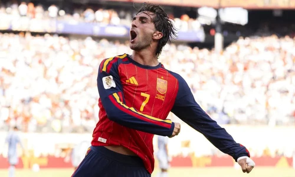 Jugador celebrando un gol en partido de fútbol Jugador celebrando un gol en partido de fútbol