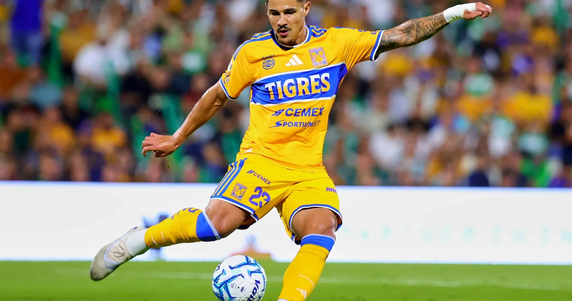 Jugador de Tigres UANL disparando el balón Jugador de Tigres UANL disparando el balón
