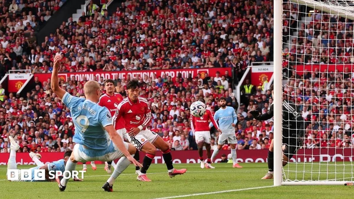 Jugador de Manchester City intenta marcar gol ante defensa Jugador de Manchester City intenta marcar gol ante defensa