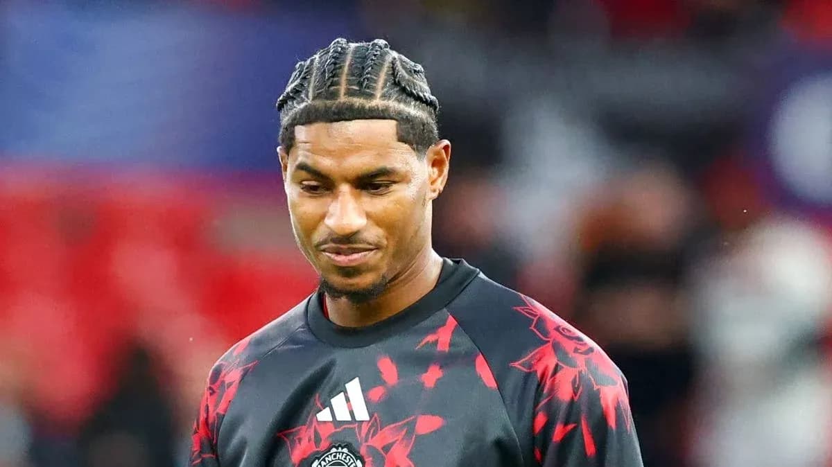 Jugador con peinado trenzado en campo de fútbol Jugador con peinado trenzado en campo de fútbol