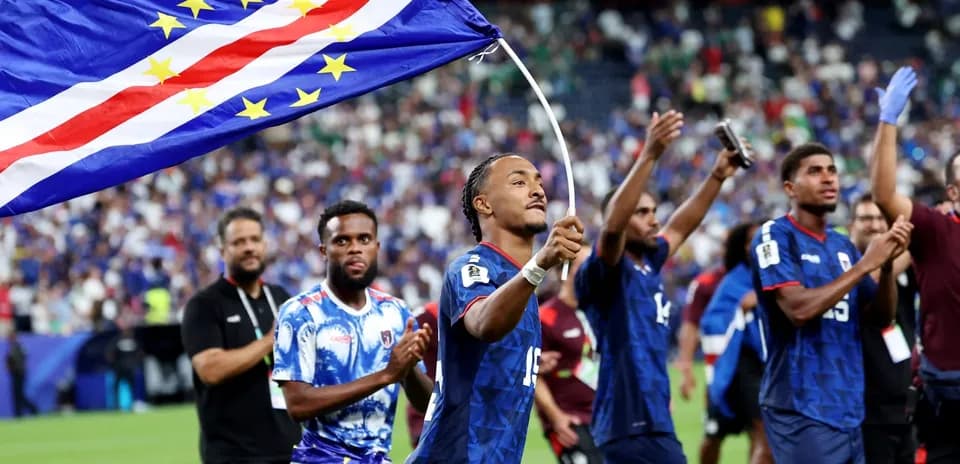 Jugadores celebrando con bandera de Cabo Verde tras el partido Jugadores celebrando con bandera de Cabo Verde tras el partido