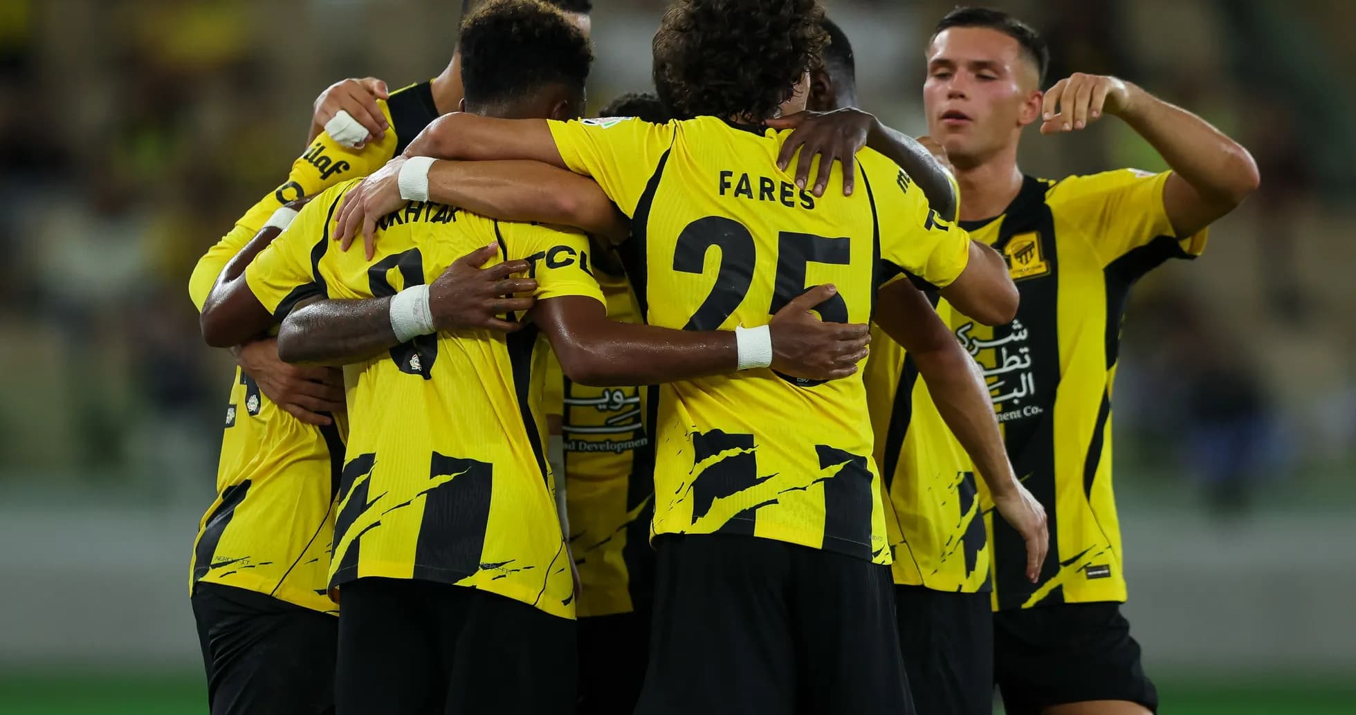 Jugadores de equipo celebrando un gol en grupo Jugadores de equipo celebrando un gol en grupo