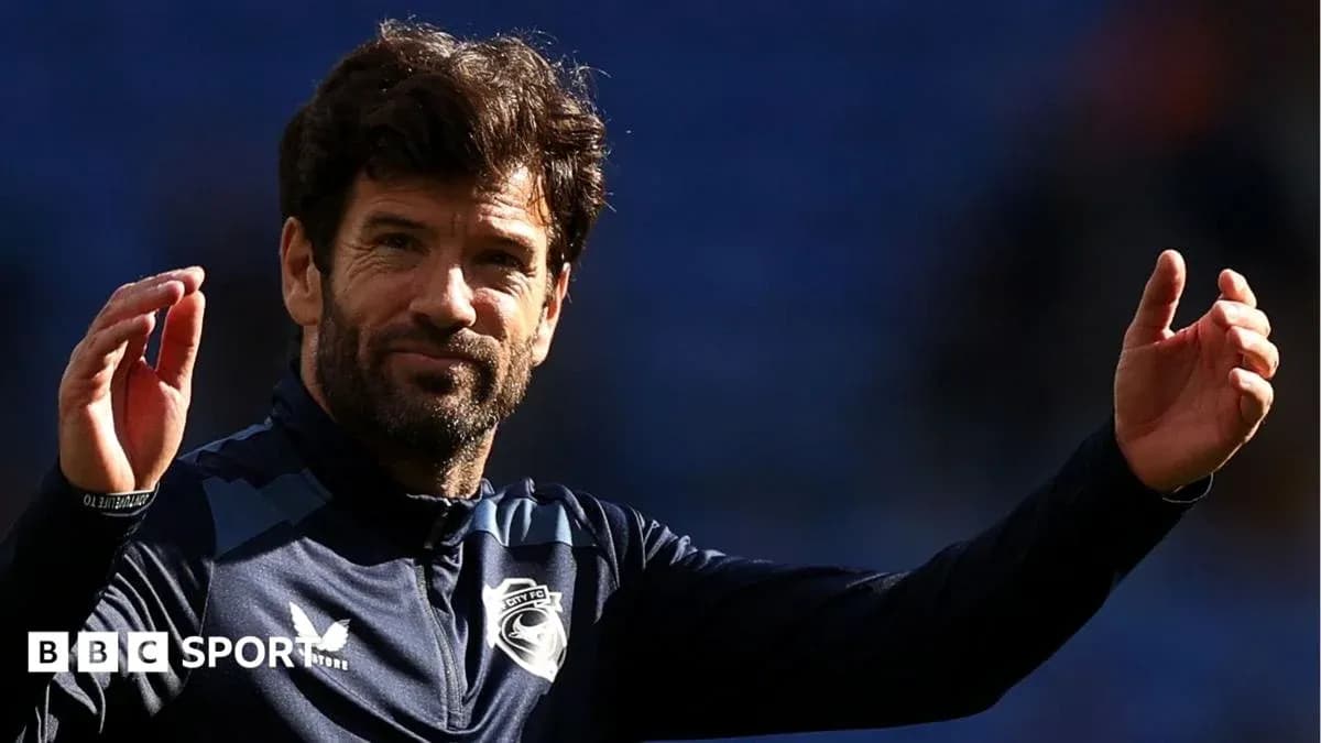 Entrenador saludando al público en el estadio Entrenador saludando al público en el estadio