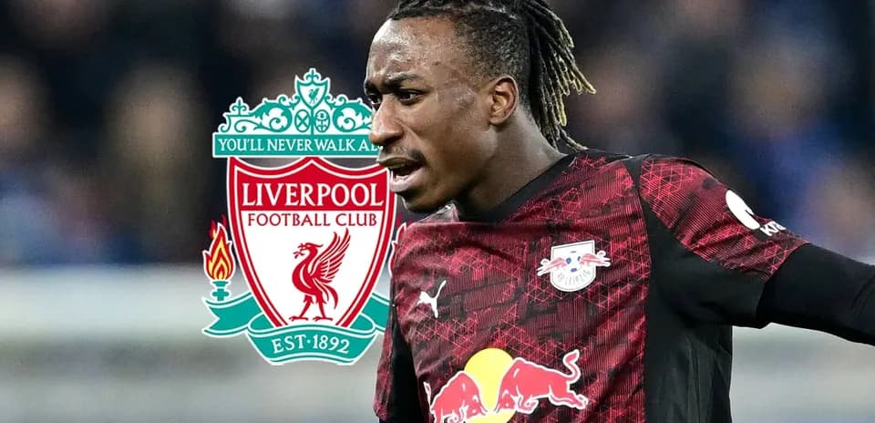 Jugador de RB Leipzig con logo de Liverpool de fondo Jugador de RB Leipzig con logo de Liverpool de fondo
