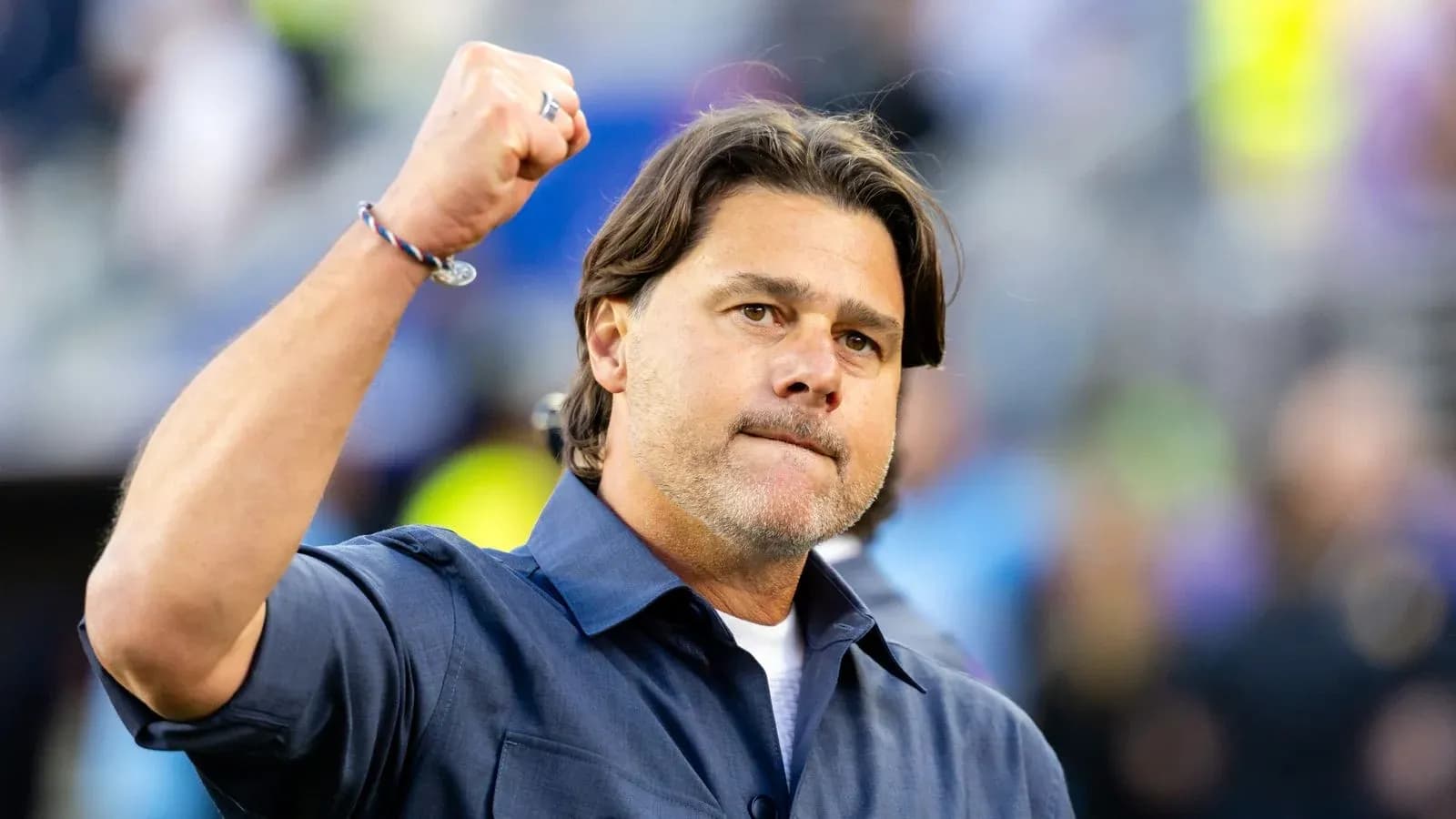 Entrenador levantando el puño en señal de triunfo Entrenador levantando el puño en señal de triunfo
