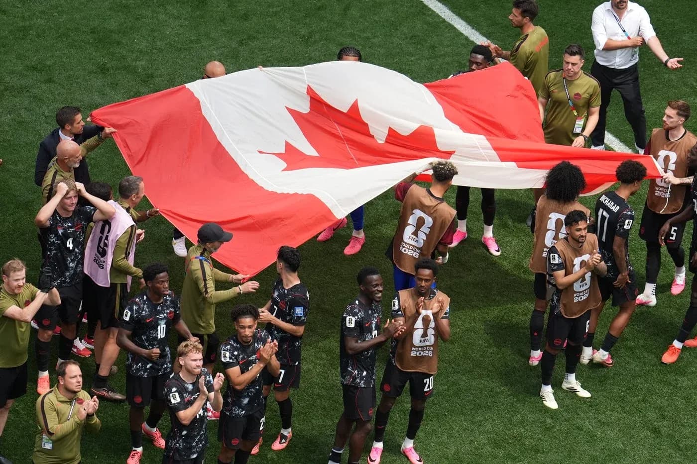 Jugadores de Canadá celebrando con bandera Jugadores de Canadá celebrando con bandera