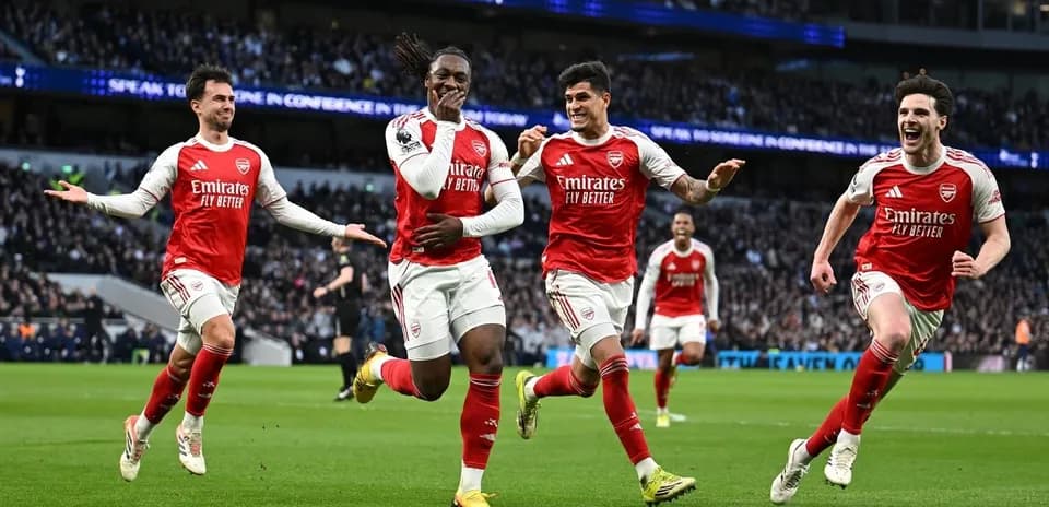 Jugadores de Arsenal celebrando un gol en el partido Jugadores de Arsenal celebrando un gol en el partido