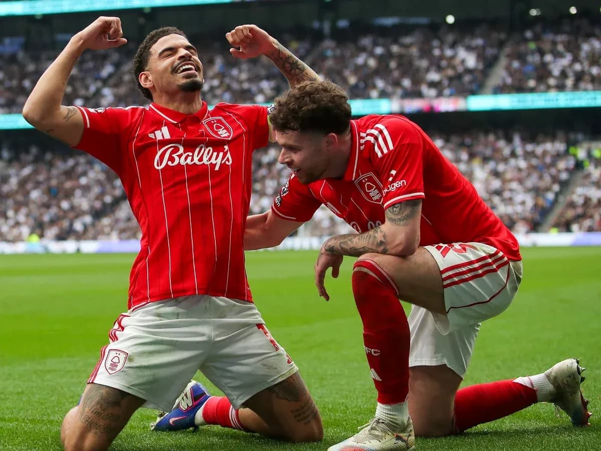 Jugadores de Nottingham Forest celebrando un gol Jugadores de Nottingham Forest celebrando un gol