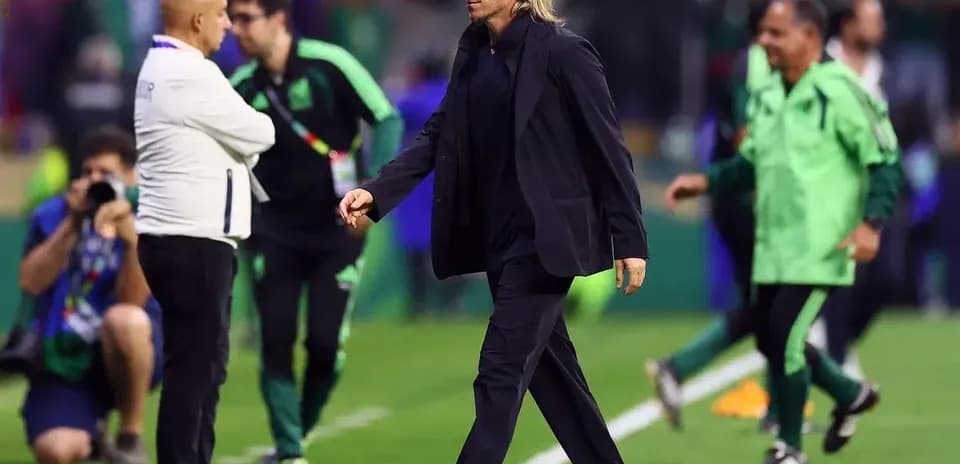 Entrenador caminando por el campo tras el partido Entrenador caminando por el campo tras el partido