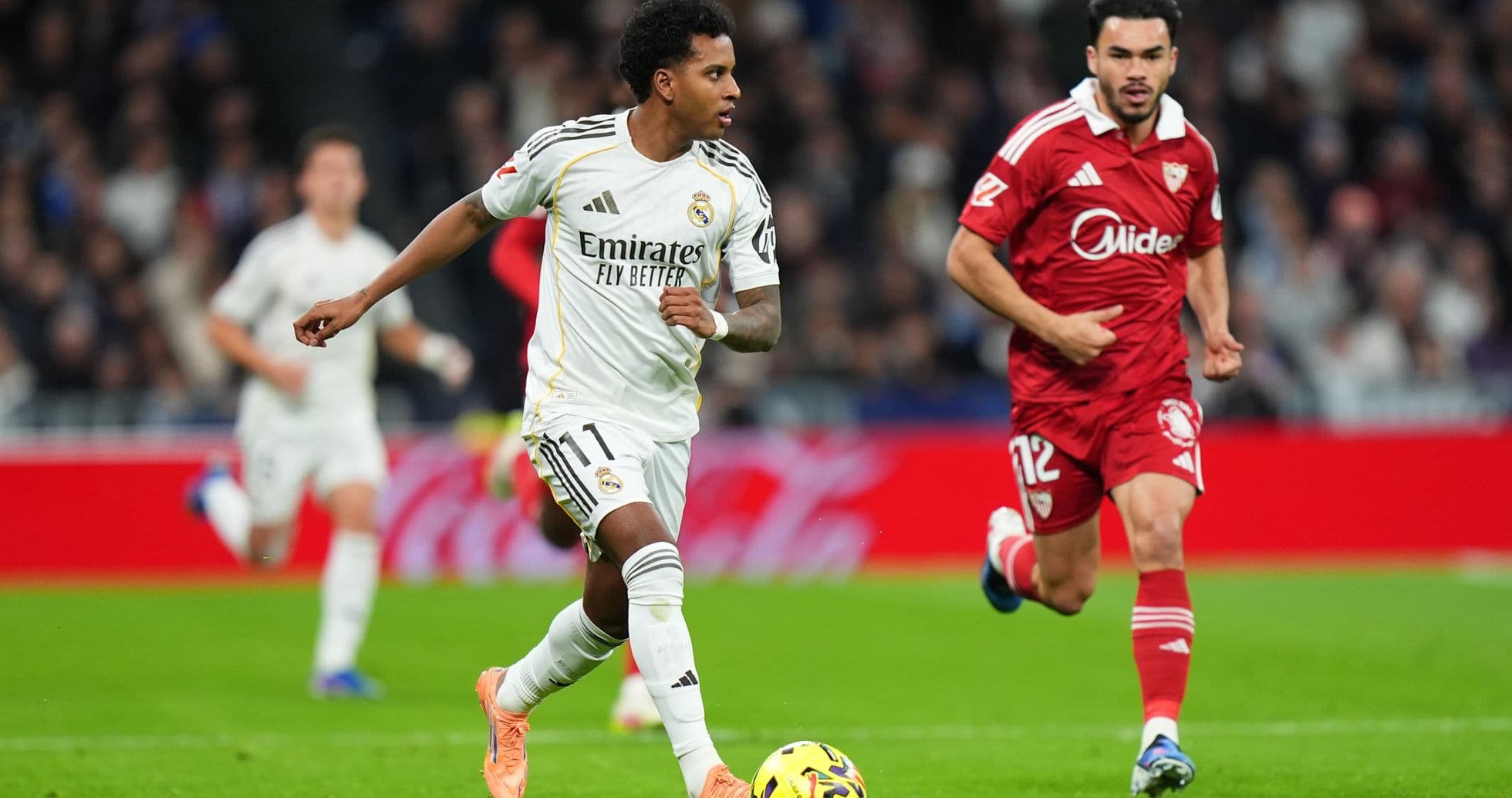 Jugador de Real Madrid avanzando con el balón Jugador de Real Madrid avanzando con el balón