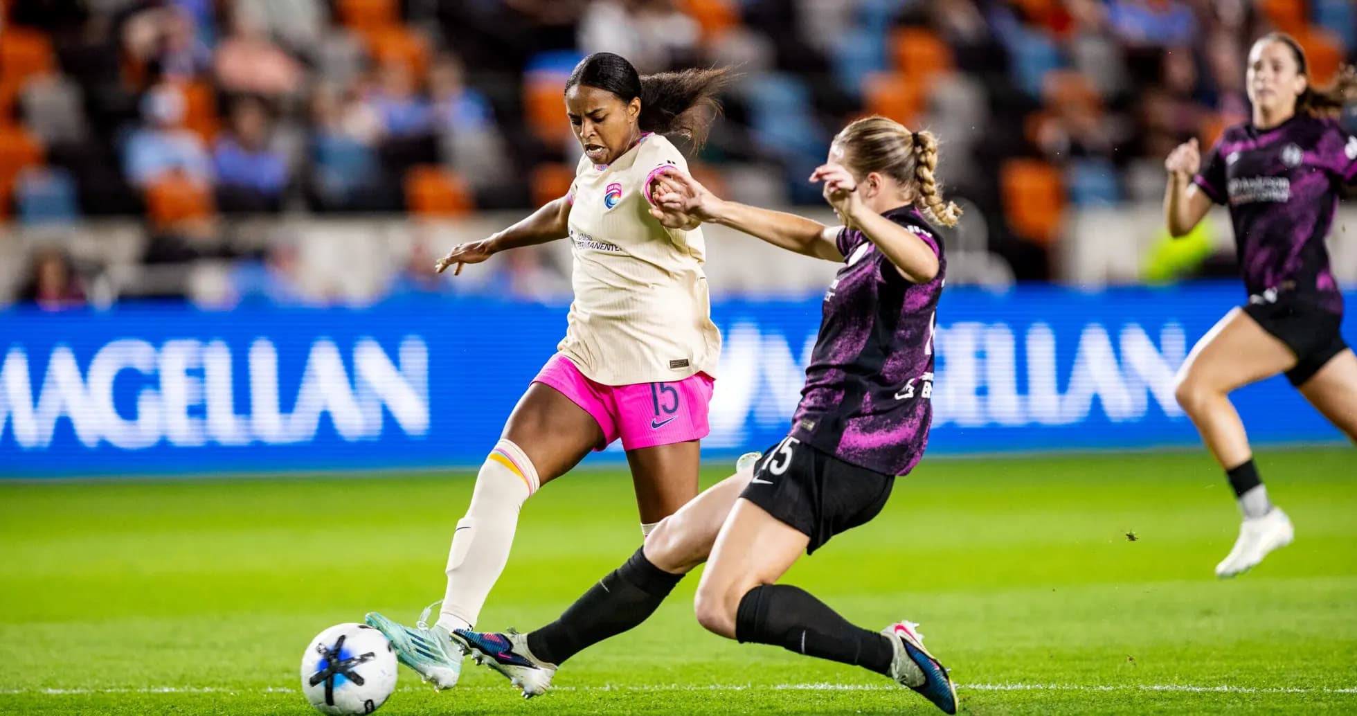 Jugadora de Houston Dash en acción durante el partido Jugadora de Houston Dash en acción durante el partido