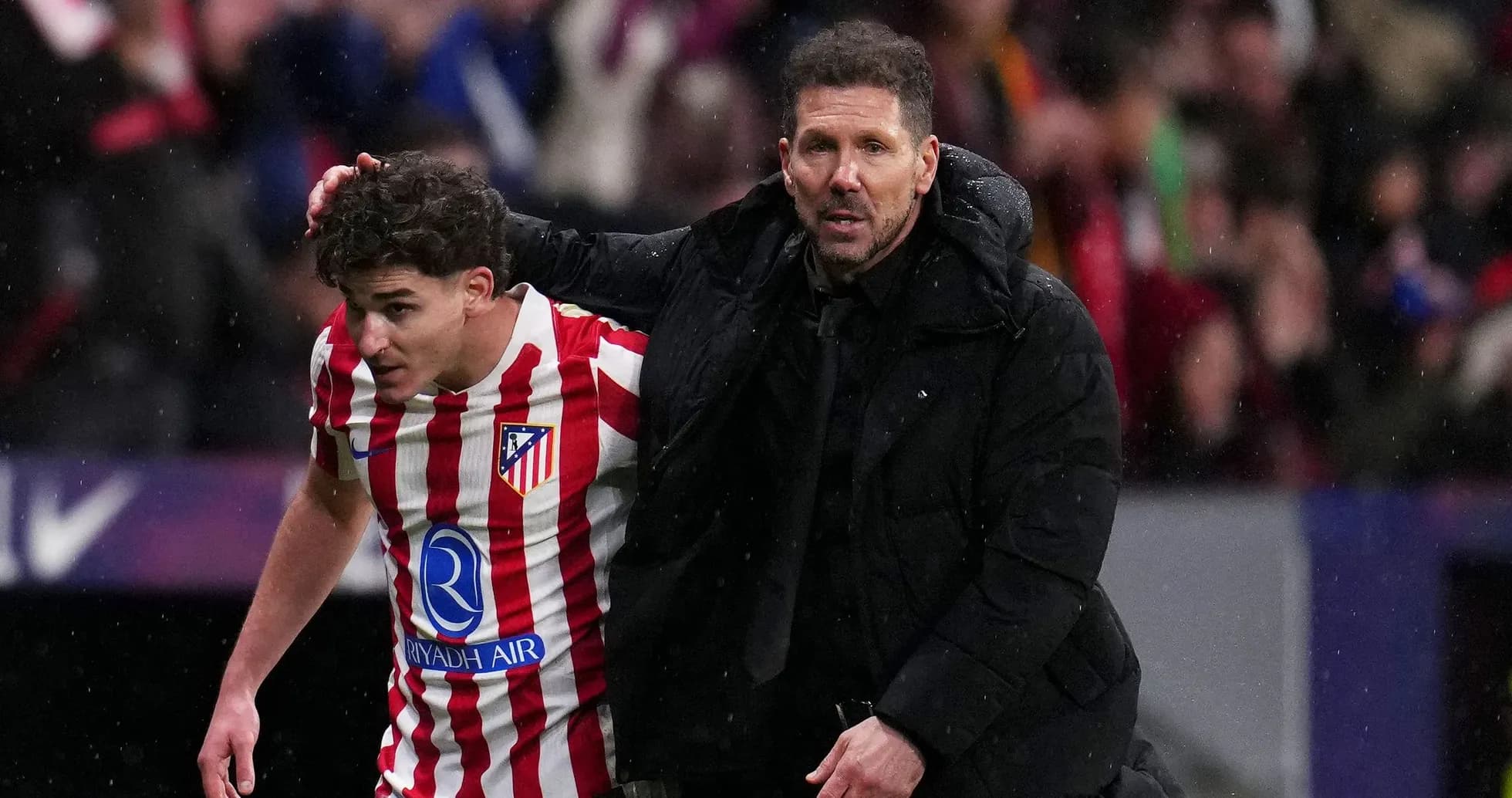 Jugador de Atlético siendo consolado por el entrenador Jugador de Atlético siendo consolado por el entrenador