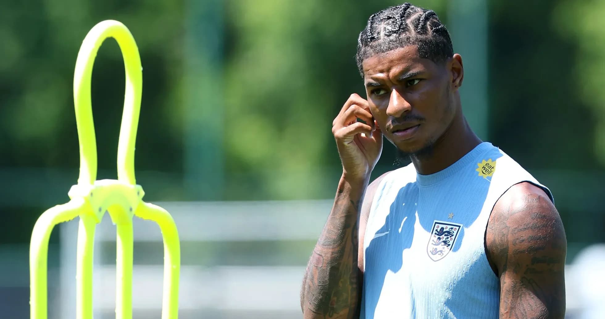 Jugador de Inglaterra en entrenamiento con conos de marcado Jugador de Inglaterra en entrenamiento con conos de marcado
