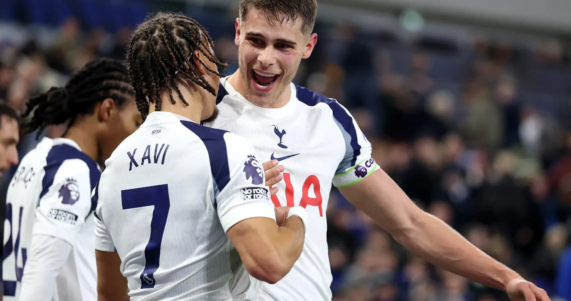 Jugadores de Tottenham celebrando un gol Jugadores de Tottenham celebrando un gol