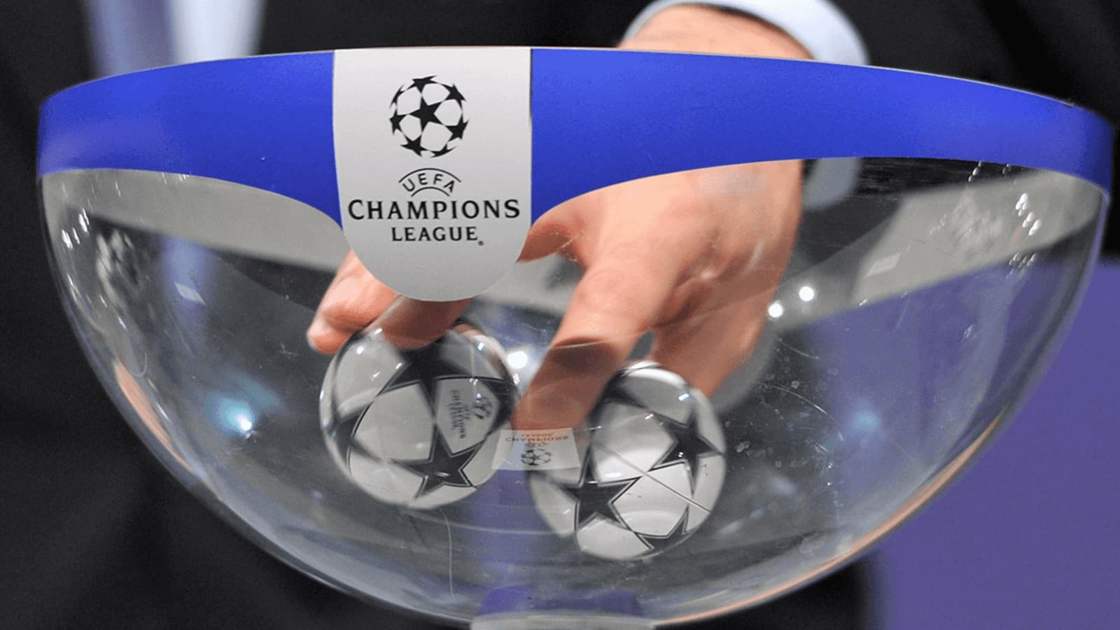 Sorteo de la UEFA Champions League con balones Sorteo de la UEFA Champions League con balones