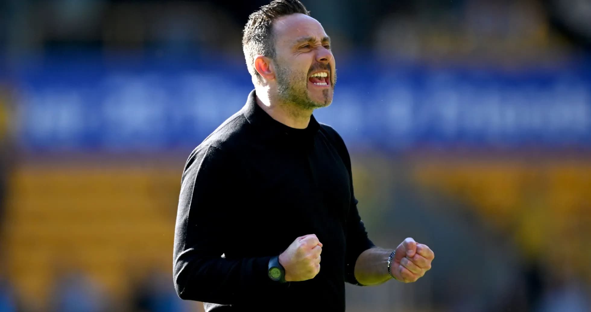 Entrenador celebrando con los puños cerrados en el campo Entrenador celebrando con los puños cerrados en el campo