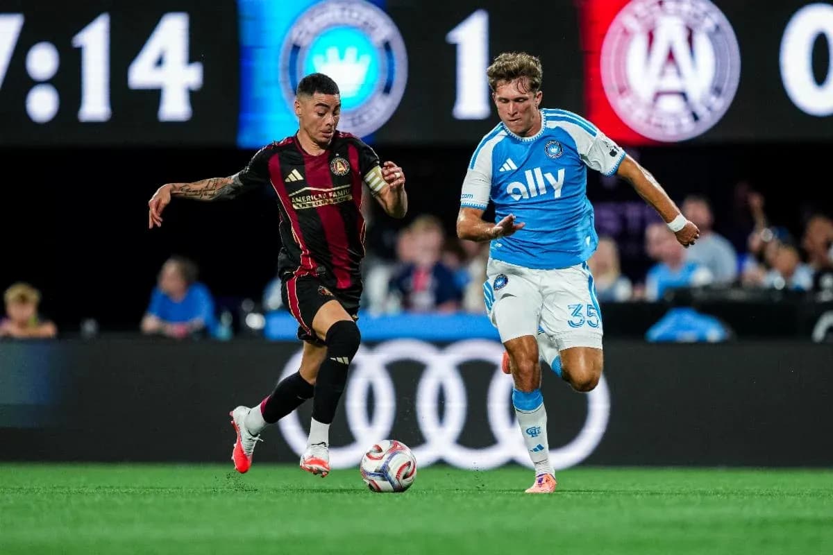 Jugador de Atlanta United FC y Charlotte luchando por el balón Jugador de Atlanta United FC y Charlotte luchando por el balón