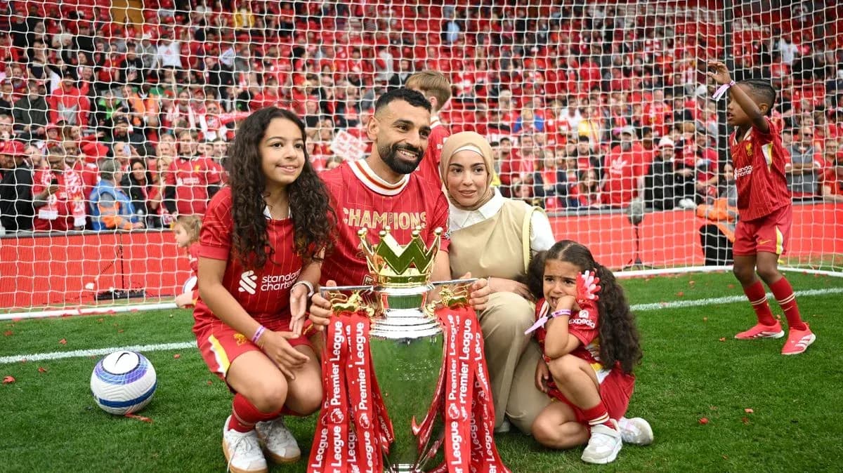 Jugador con familia y trofeo de la Premier League Jugador con familia y trofeo de la Premier League