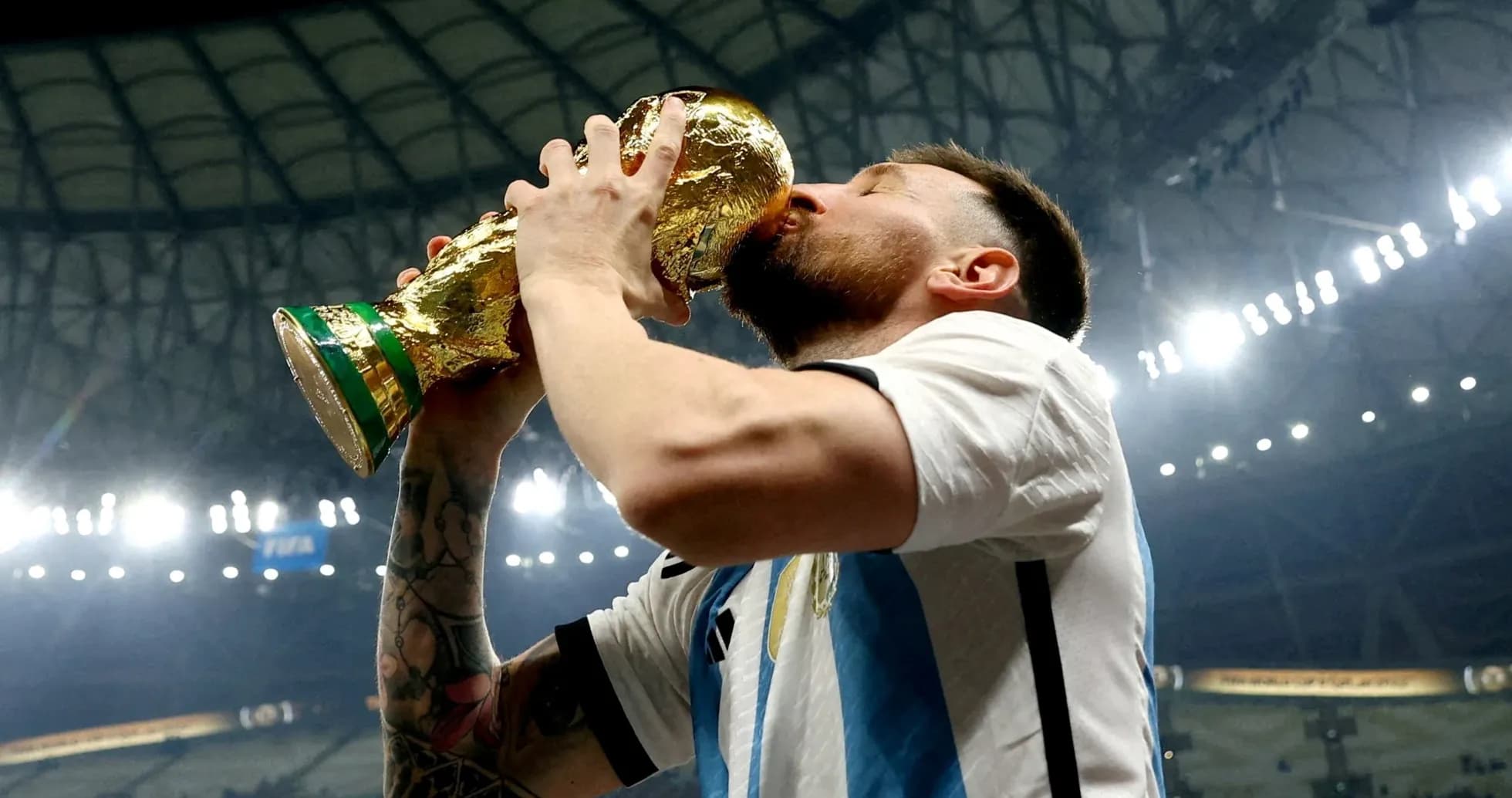 Jugador besando el trofeo de la Copa del Mundo Jugador besando el trofeo de la Copa del Mundo