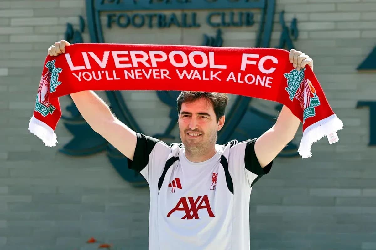 Jugador sosteniendo bufanda de Liverpool FC Jugador sosteniendo bufanda de Liverpool FC