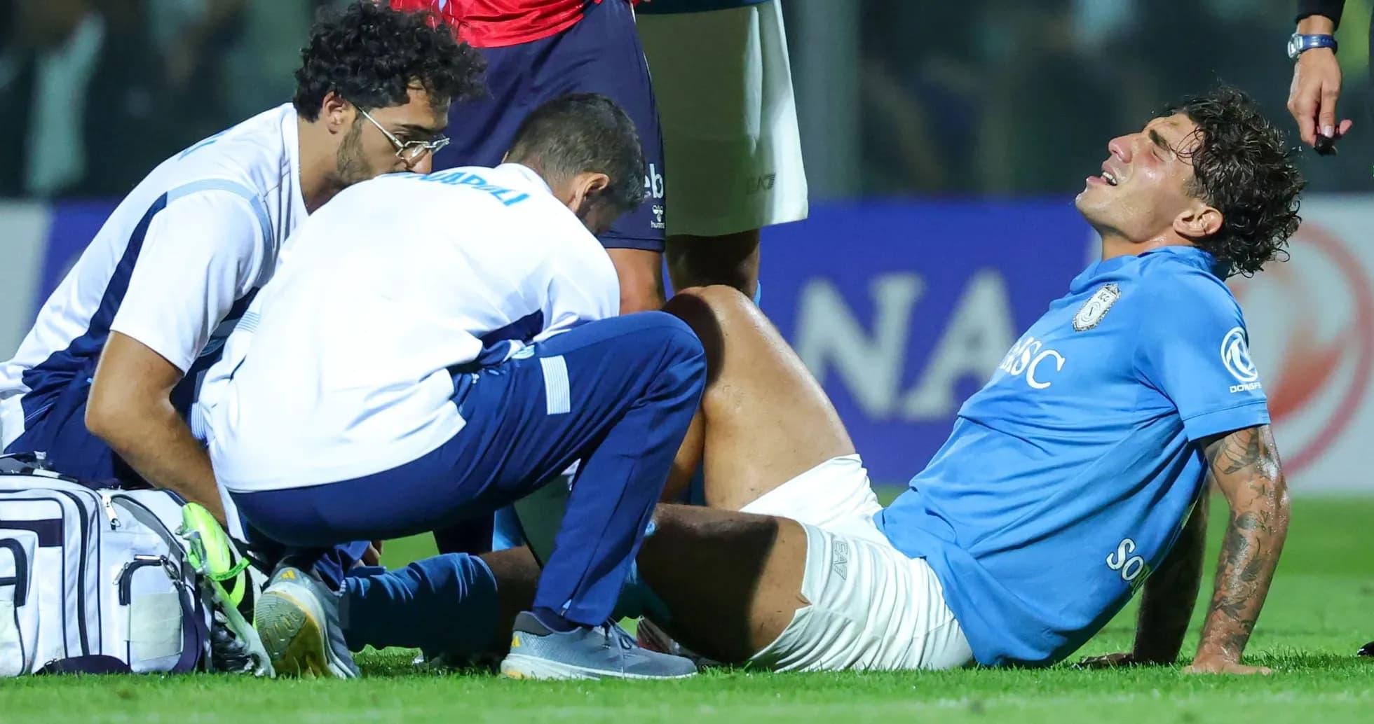 Jugador siendo atendido por el personal médico en el campo Jugador siendo atendido por el personal médico en el campo