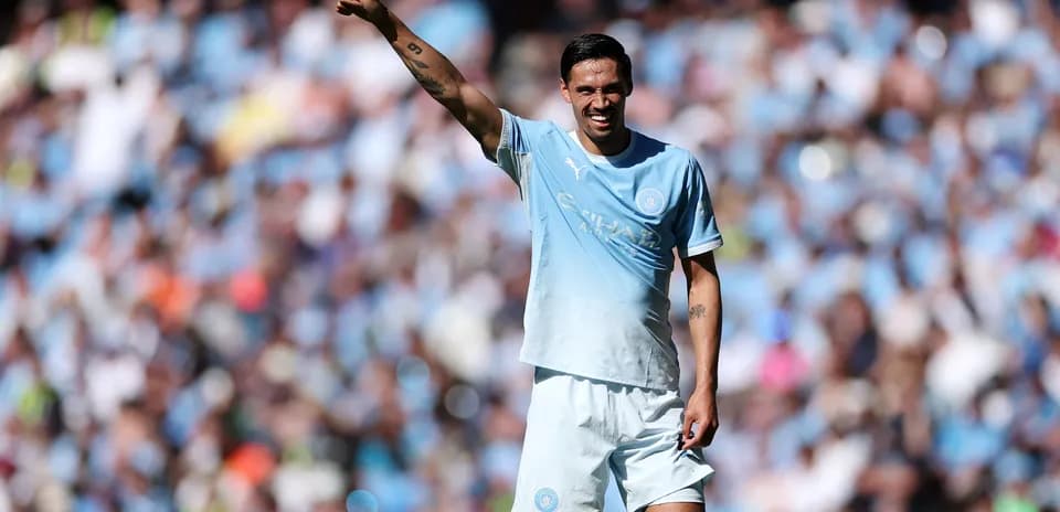 Jugador de Manchester City levantando el pulgar Jugador de Manchester City levantando el pulgar