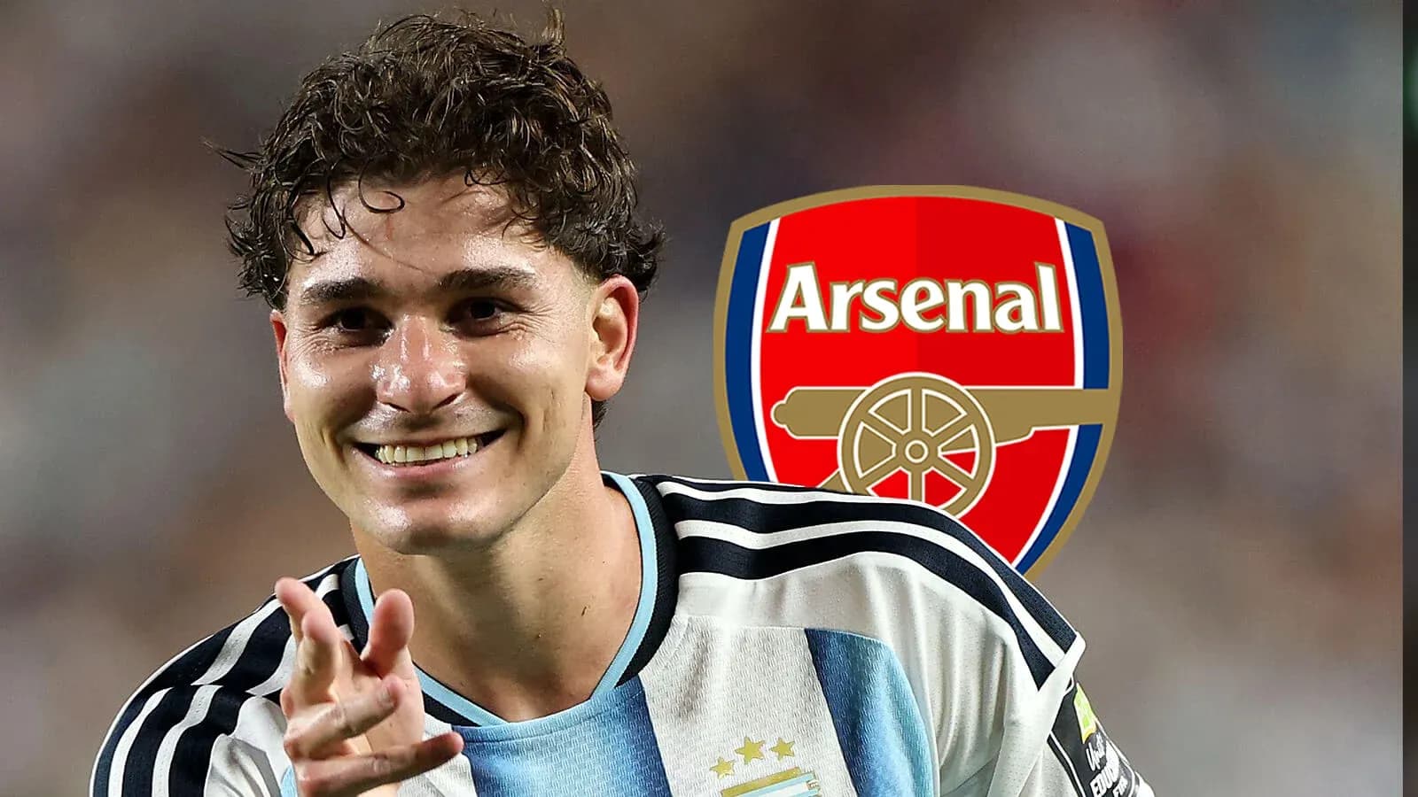 Jugador argentino sonriendo con el logo de Arsenal Jugador argentino sonriendo con el logo de Arsenal