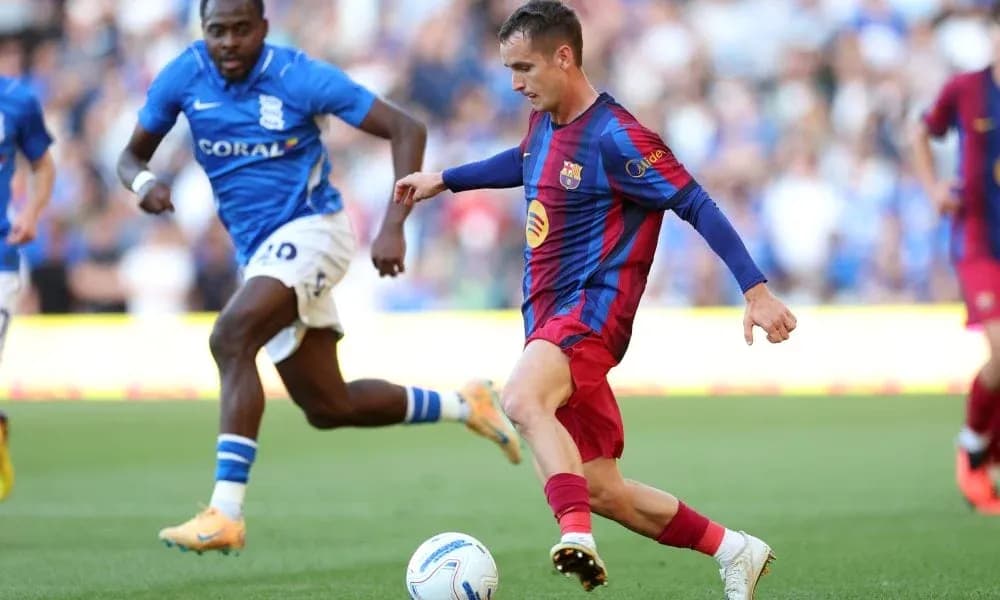 Jugador de Barcelona driblando a oponente de Birmingham Jugador de Barcelona driblando a oponente de Birmingham