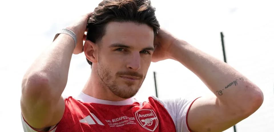 Jugador de Arsenal ajustando su cabello en el campo Jugador de Arsenal ajustando su cabello en el campo
