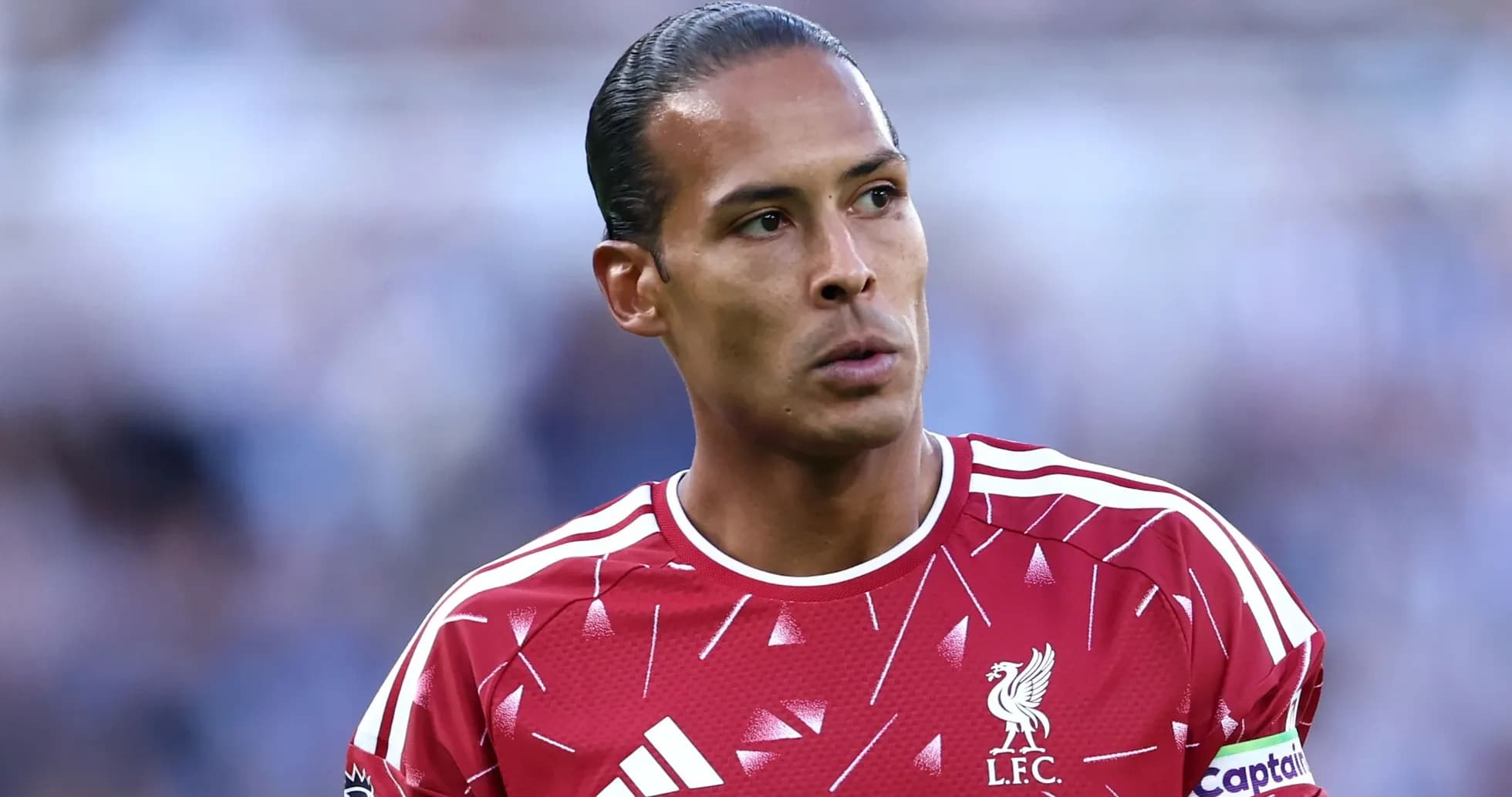 Jugador de Liverpool en uniforme durante el partido Jugador de Liverpool en uniforme durante el partido