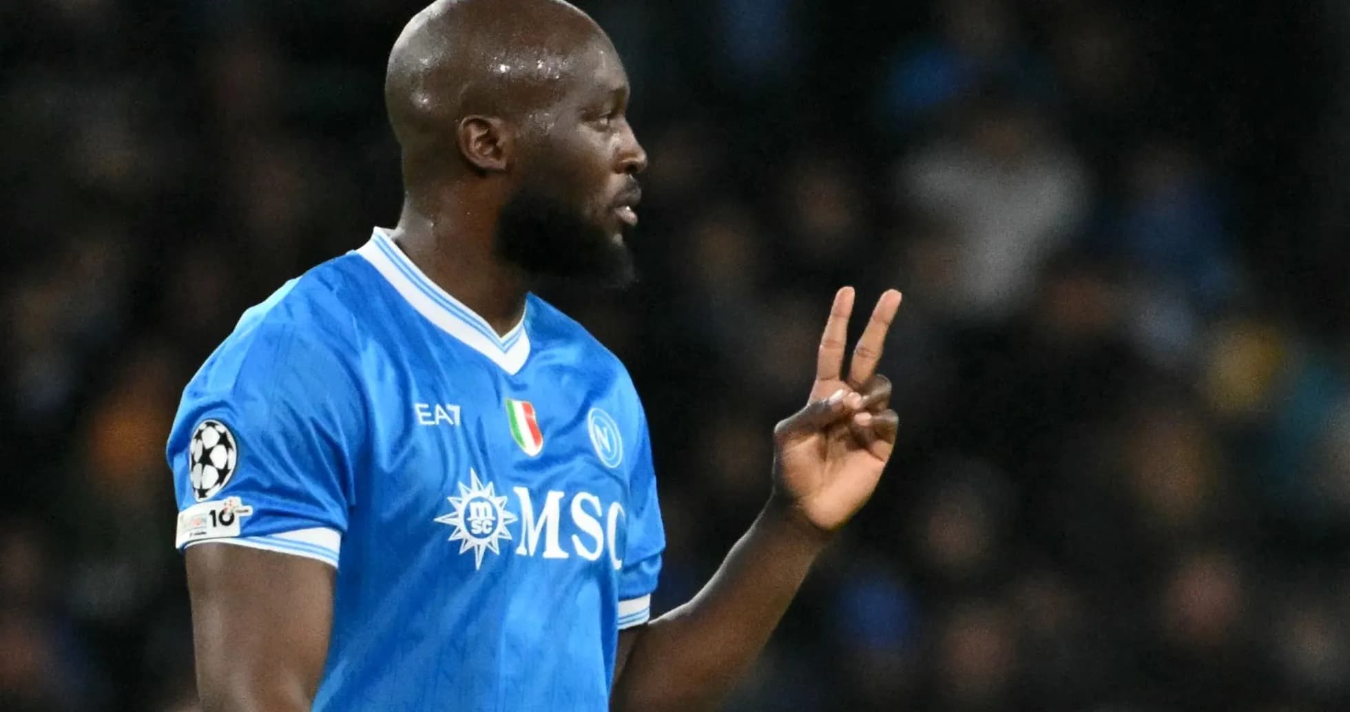 Jugador de Napoli señalando con dos dedos durante el partido Jugador de Napoli señalando con dos dedos durante el partido